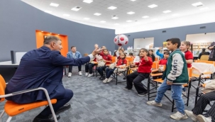 Başkan Tugay okudu, Kadifekaleli çocuklar dinledi