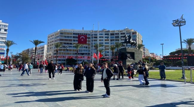Cumhuriyet'in 102. Yılı İzmir'de Coşku ve Gururla Kutlandı