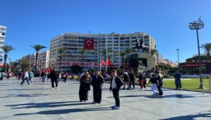 Cumhuriyet'in 102. Yılı İzmir'de Coşku ve Gururla Kutlandı