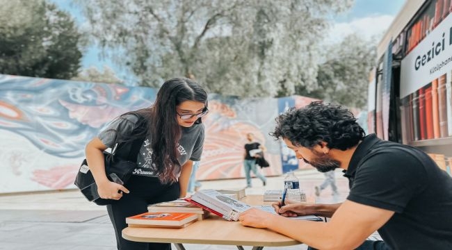 Gezici Kütüphane, Ege Üniversitesi Metro durağında