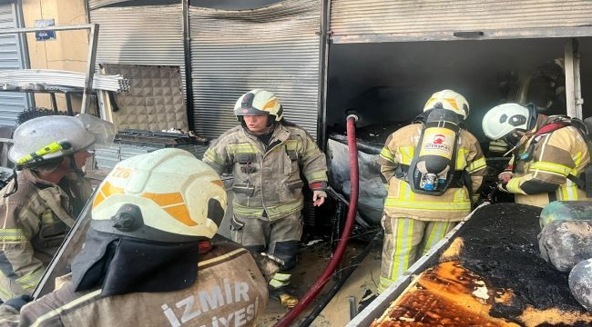 İzmir İtfaiyesi, Bornova'daki iş yeri yangınını kontrol altına aldı