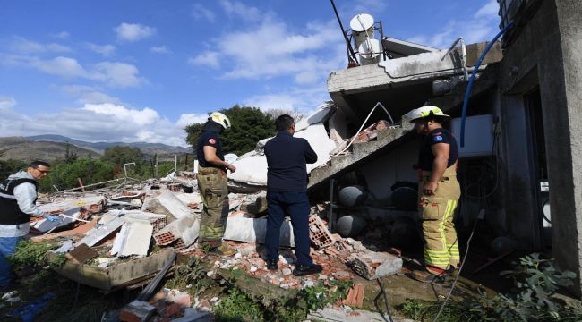 İzmir İtfaiyesi göçük altında kalan yurttaşı kurtardı