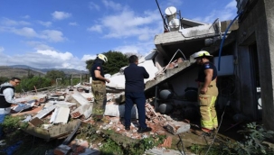 İzmir İtfaiyesi göçük altında kalan yurttaşı kurtardı