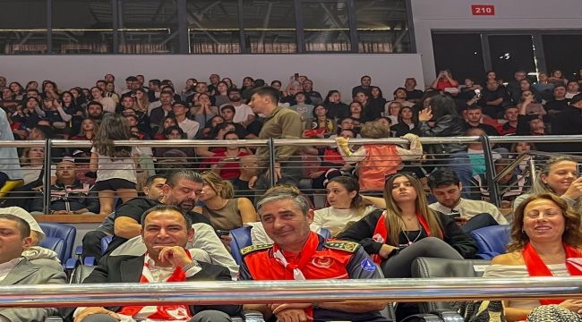 Voleybolun yıldızlarından İzmir İtfaiyesi'ne teşekkür