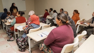 "Emojilerle konuşuyorduk, şimdi okuma yazma öğreniyoruz"