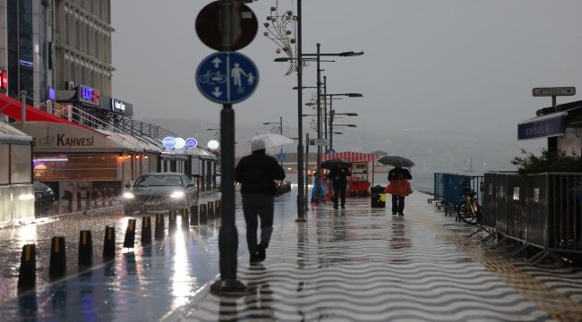 İzmir Büyükşehir Belediyesi ekipleri sağanak yağış ve fırtına nedeniyle seferber oldu