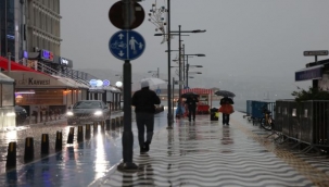 İzmir Büyükşehir Belediyesi ekipleri sağanak yağış ve fırtına nedeniyle seferber oldu