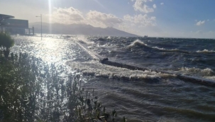 İzmir Büyükşehir Belediyesi ekiplerinin sağanak ve fırtına mesaisi