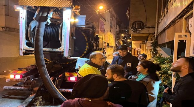 İzmir'de ekipler gece boyunca sahada