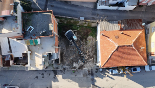 Konak'ta metruk bina yıkımları sürüyor