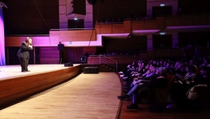 Yasemin Sakallıoğlu, İzmirlileri kahkahaya boğdu