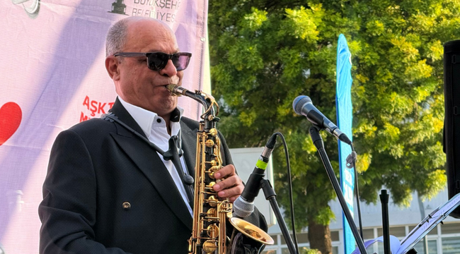 Aşkın melodileri Alsancak'ta yükseldi