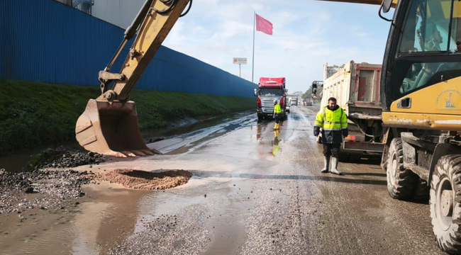 Büyükşehir, aşırı yağış sonrası kapanan yolları bir bir açıyor