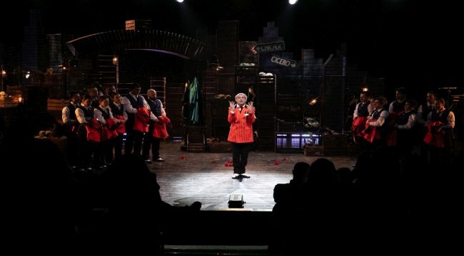 İzmir Şehir Tiyatroları'ndan görkemli prömiyer