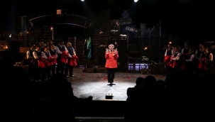 İzmir Şehir Tiyatroları'ndan görkemli prömiyer