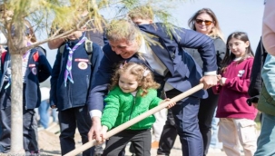 Başkan Tugay çocuklara verdiği sözü tuttu, fidanlar toprakla buluştu