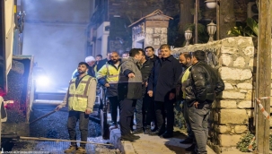 Başkan Tugay yol emekçileriyle gece mesaisinde buluştu