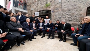 İzmir'de yalnız direniş: Cemil Tugay, Meslek Fabrikası önünde