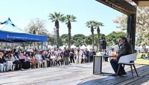 İzmir'de edebiyatın kalbi Kültürpark'ta attı 