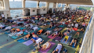 Körfez'in mavisinde 400 kişilik yoga buluşması