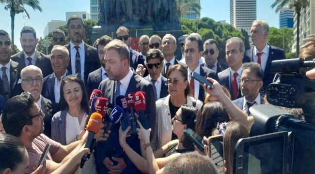 Gümrükçü yeni il yönetimiyle Atatürk Anıt'ına çelenk bıraktı 