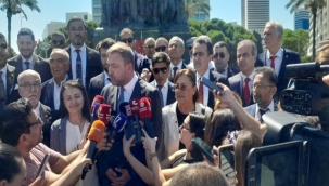 Gümrükçü yeni il yönetimiyle Atatürk Anıt'ına çelenk bıraktı