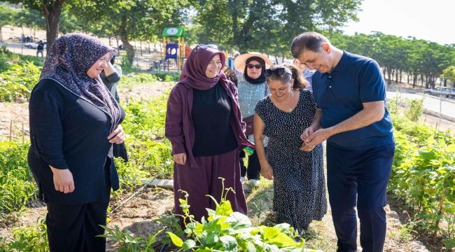Toprakla buluşan kadınlar, hasat sevincini Başkan Tugay'la yaşadı